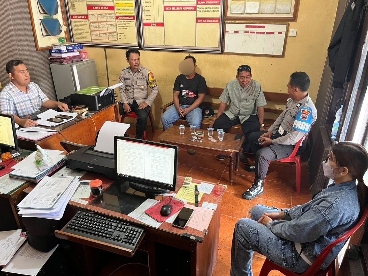 Mediasi antara pelaku pencurian dan pemilik perhiasan yang difasilitasi Polsek Sambungmacan.