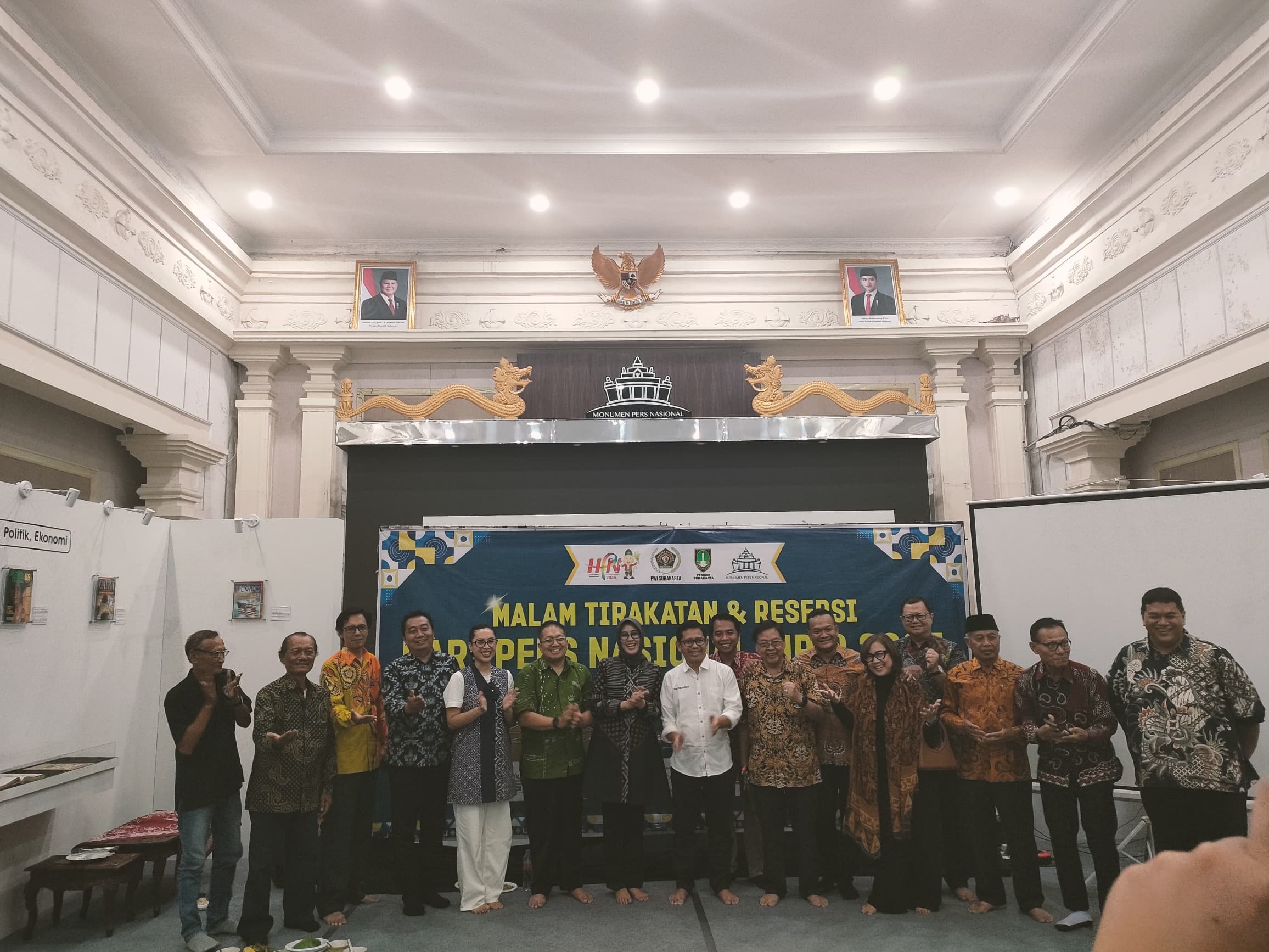 Wakil Walikota Solo terpilih Astrid Widayani (tujuh dari kiri) hadiri peringatan Hari Pers Nasional di Monumen Pers, Sabtu (9/2/2025).