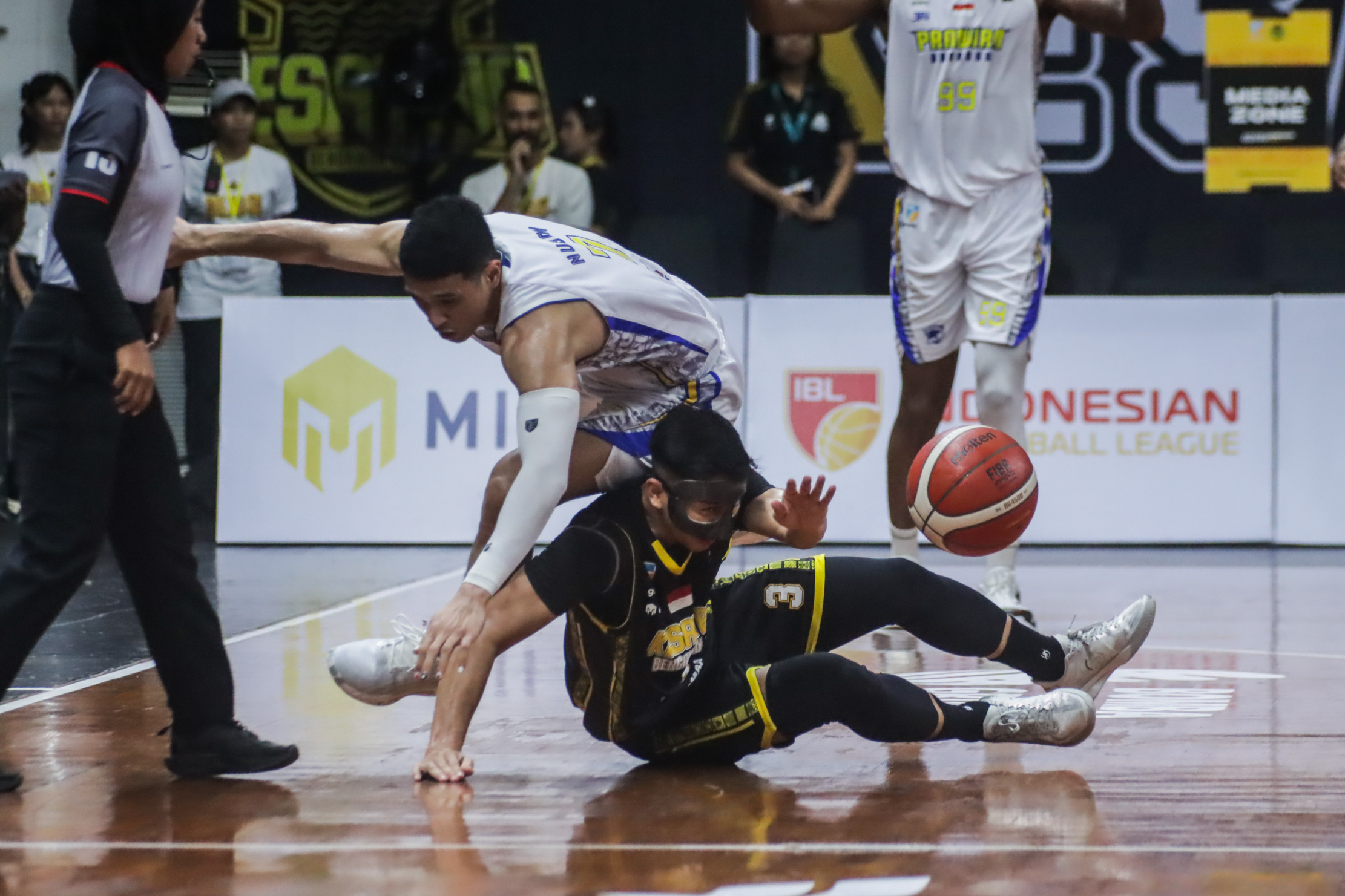 Laga Kesatria Bangawan Solo vs Prawira Harum Bandung di ajang IBL 2025 di Sritex Arena (8/2/2025).