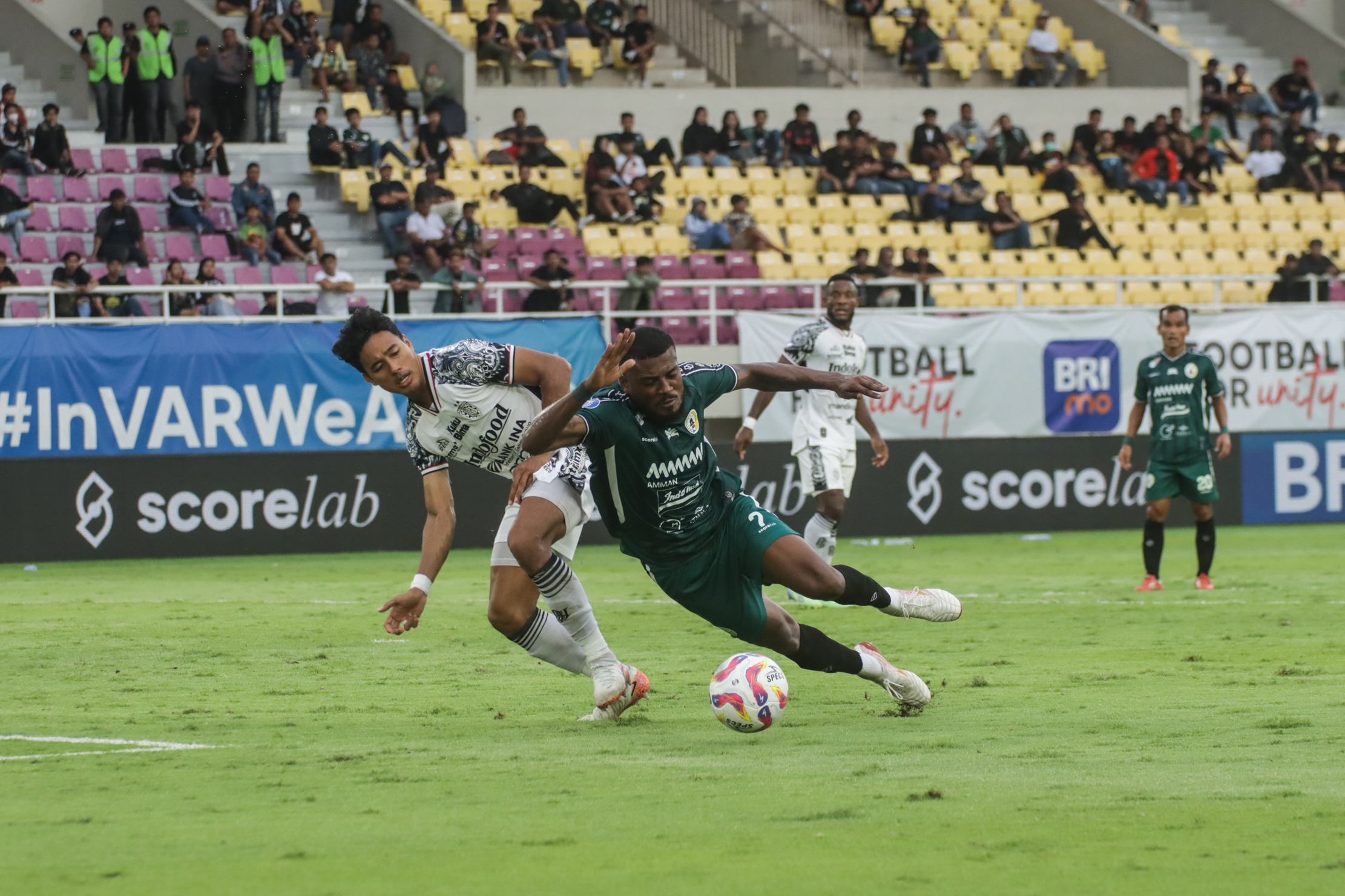 Laga PSS Sleman melawan Bali United di Stadion Manahan (9/2/2025).