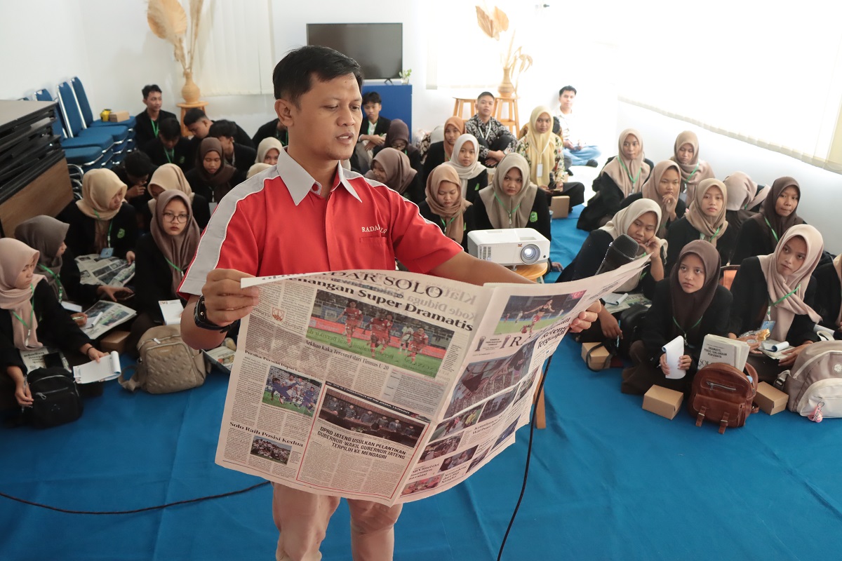 Pemimpin Redaksi Radar Solo Kabun Triyatno paparkan tentang produk jurnalistik yang terbit di koran Jawa Pos Radar Solo kepada para siswa MAN 2 Pati, Sabtu (8/2/2025).