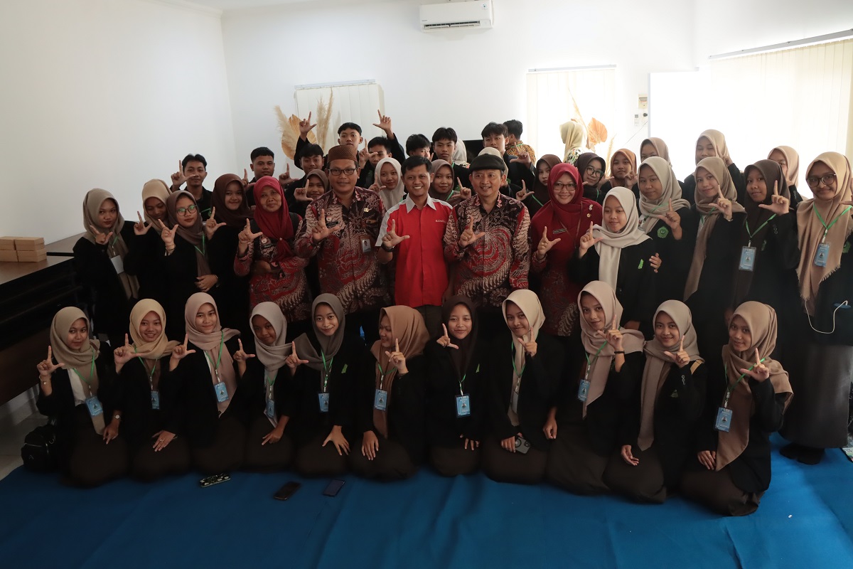 Siswa MAN 2 Pati, guru pendamping, dan Pemred Radar Solo berfoto bersama usai kegiatan sharing jurnalistik.