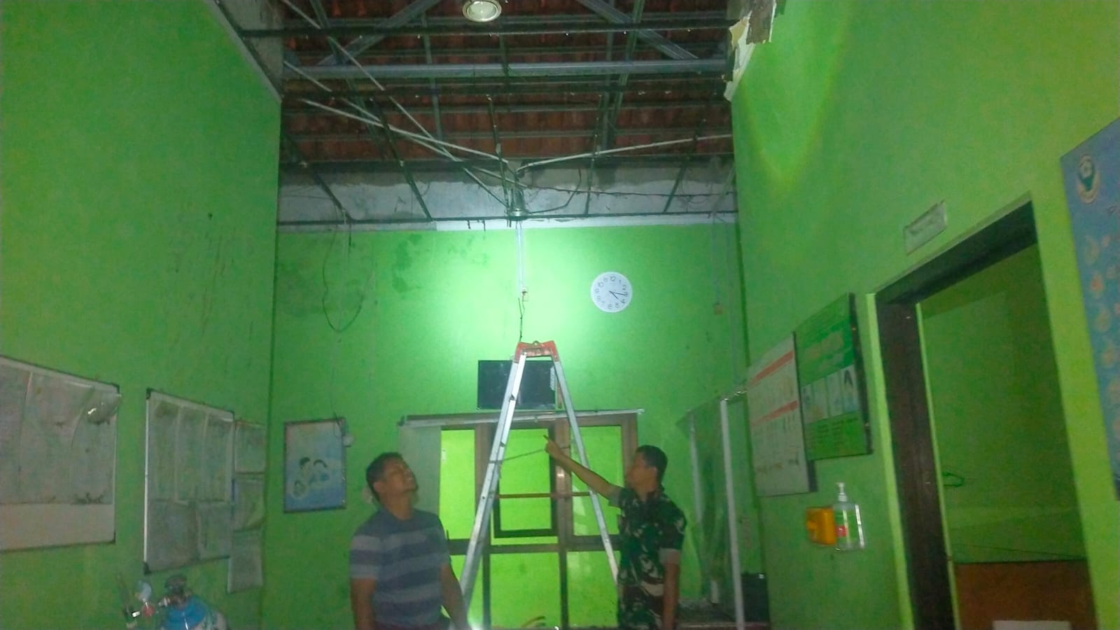 Kerusakan bangunan Puskesmas Sambirejo Sragen akibat angin kencang.