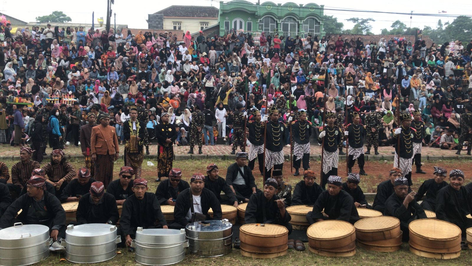 Warga menyemut di Alun-alun Pancasila Boyolali untuk menyaksikan tradisi sadranan, Minggu (9/2/2025).