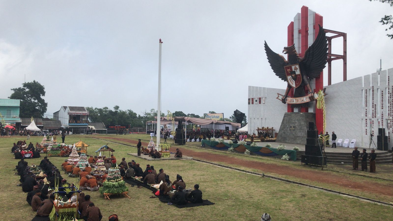 Kirab gunungan meriahkan tradisi sadranan di Alun-alun Pancasila, Kecamatan Cepogo, Boyolali, Minggu (9/2/2025).