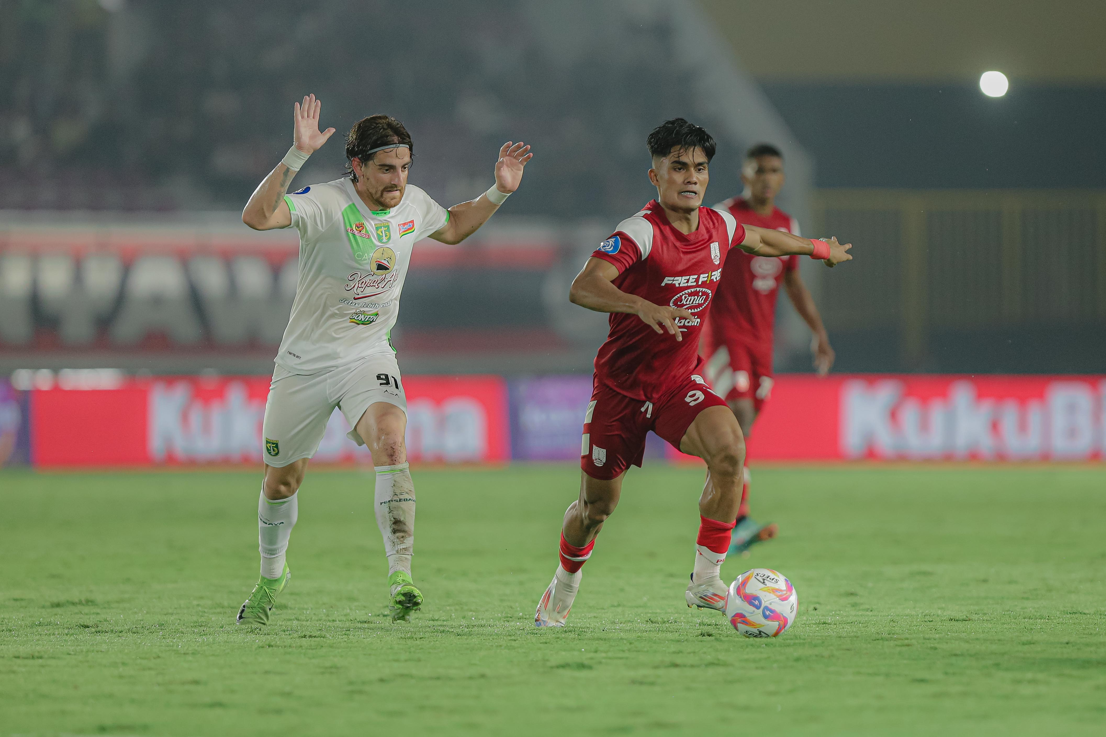 Striker Persis Solo Ramadhan Sananta (kanan) saat melawan Persebaya Surabaya di Stadion Manahan (7/2).