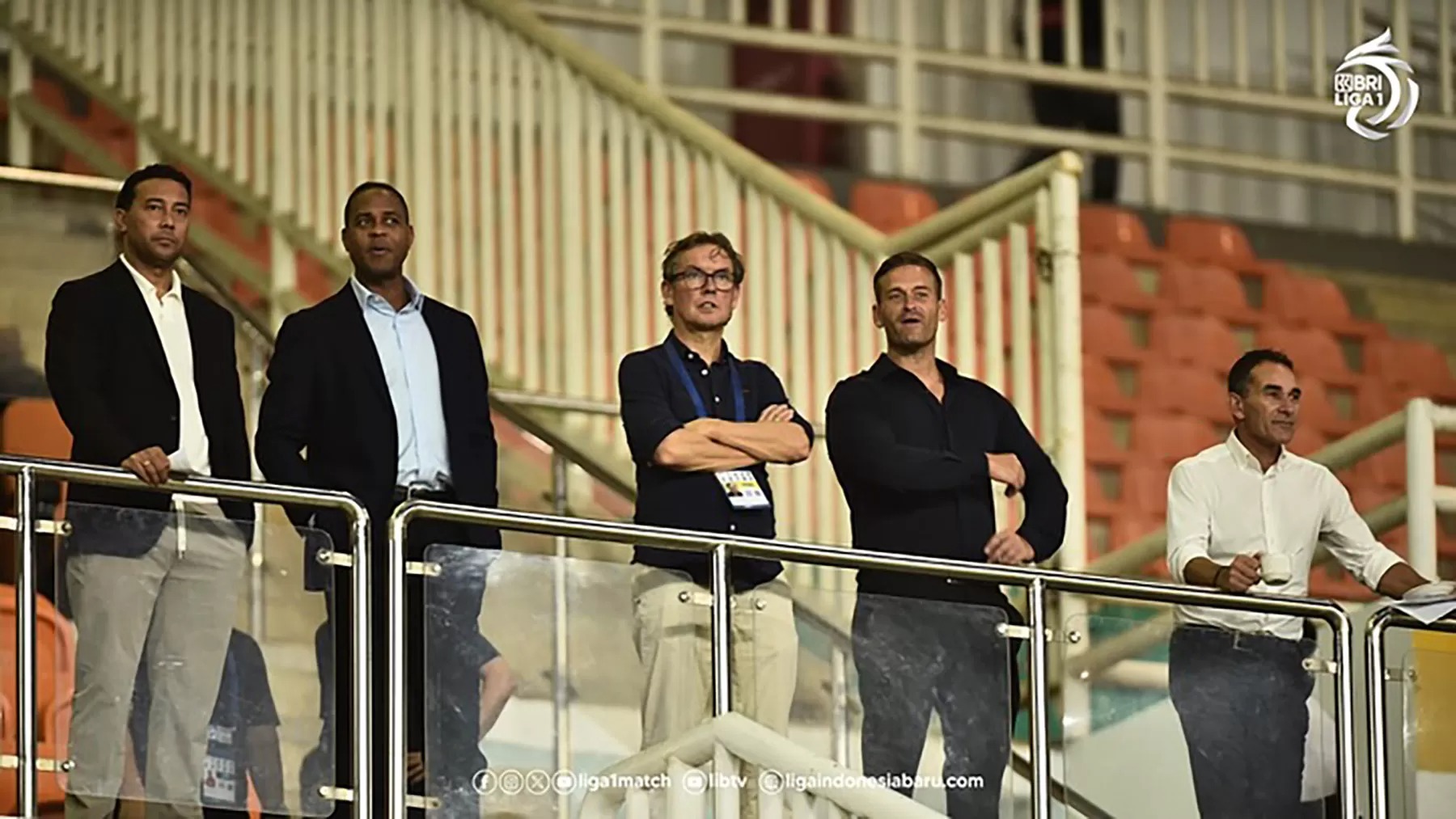 Pelatih Timnas Indonesia, Patrick Kluivert beserta para asistennya menyaksikan langsung Dewa United FC vs Persija Jakarta.