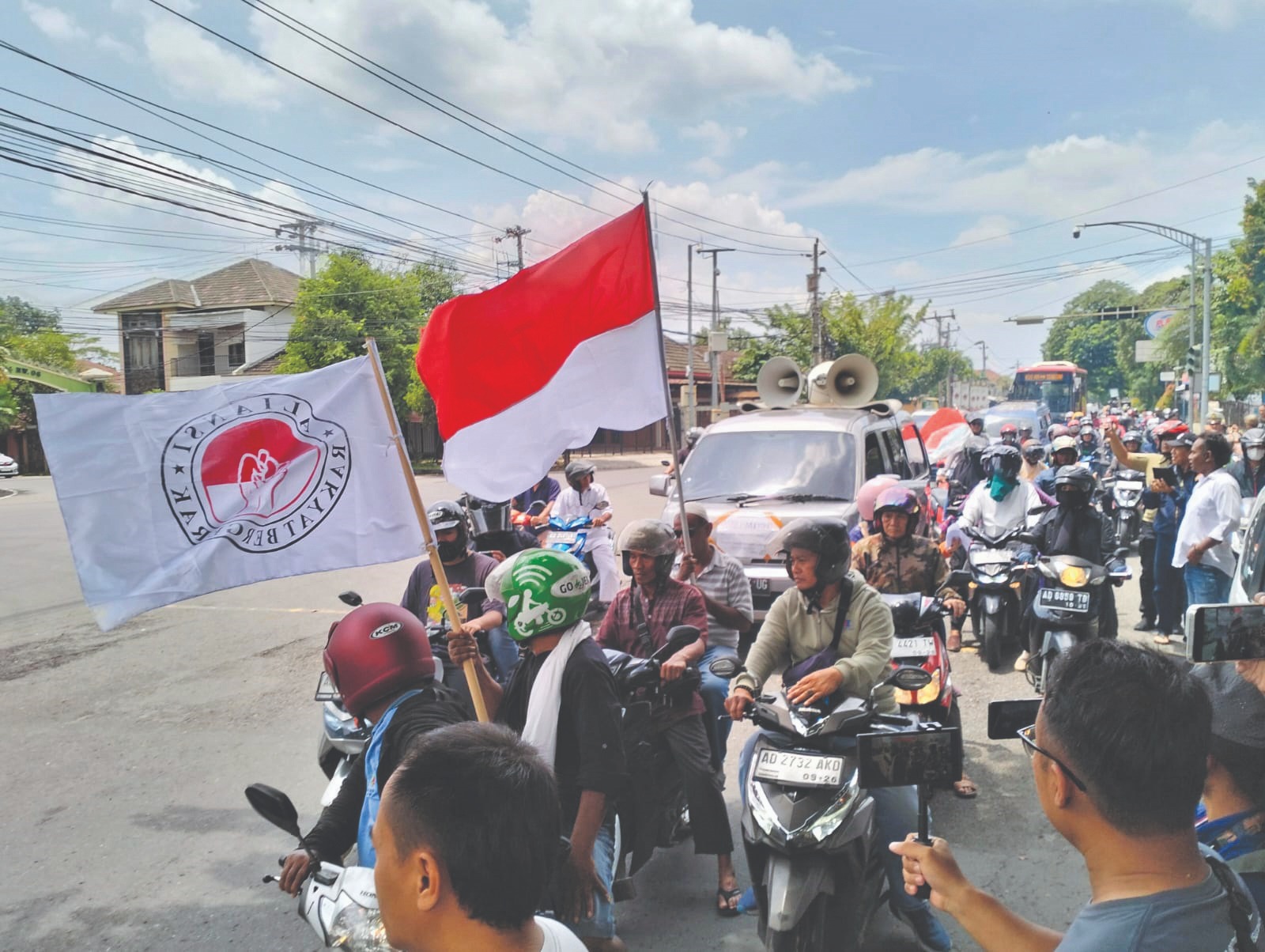 ANTONIUS CHRISTIAN/RADAR SOLO MENUNTUT: Puluhan kendaraan melakukan konvoi di Kota Solo, Minggu (9/2/2025).