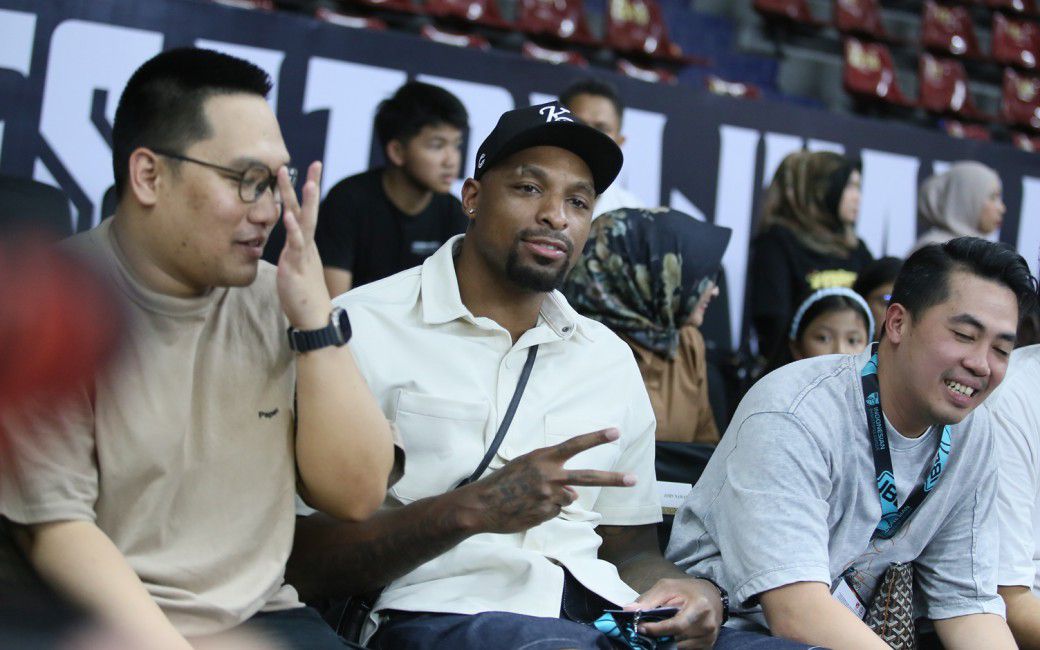 Kentrell Barkley melihat game Kesatria Bengawan Solo melawan Prawira Harum Bandung di Sritex Arena (10/2/2025).