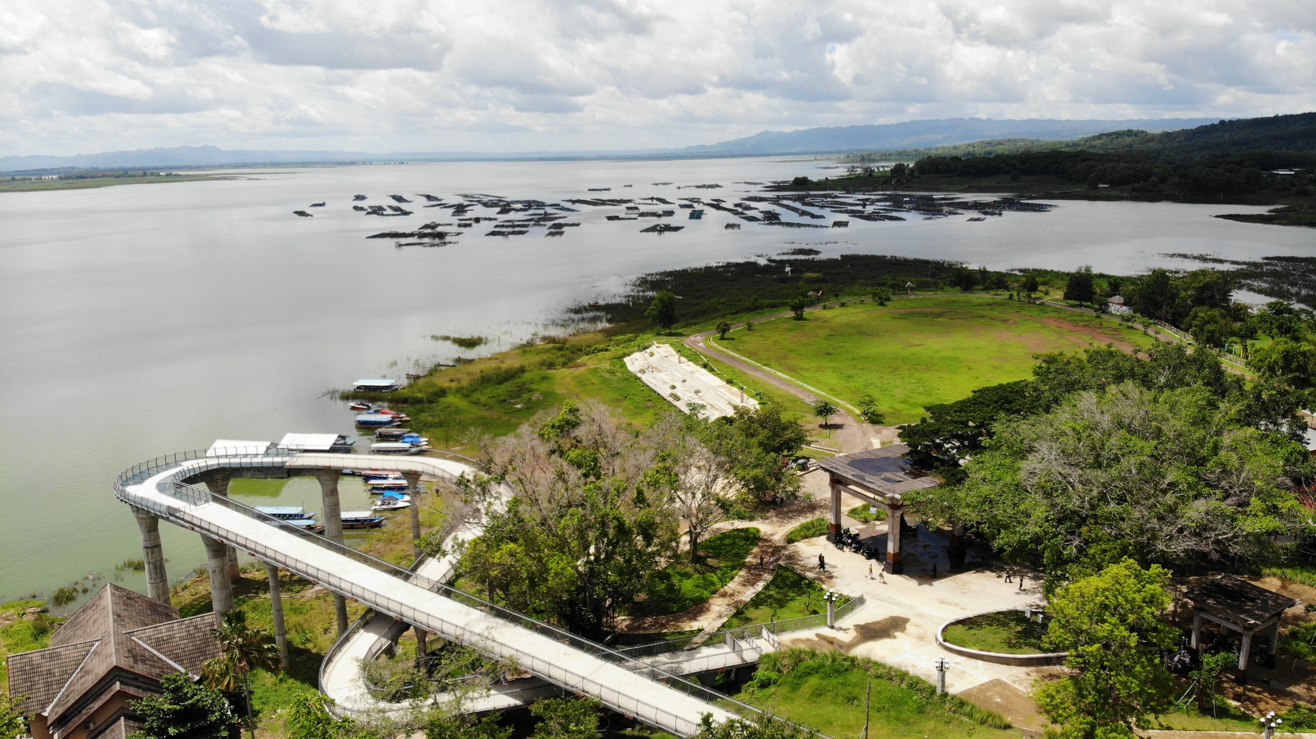 Kondisi Jembatan kaca hasil revitalisasi Objek Wisata Waduk Gajah Mungkur belum lama ini.