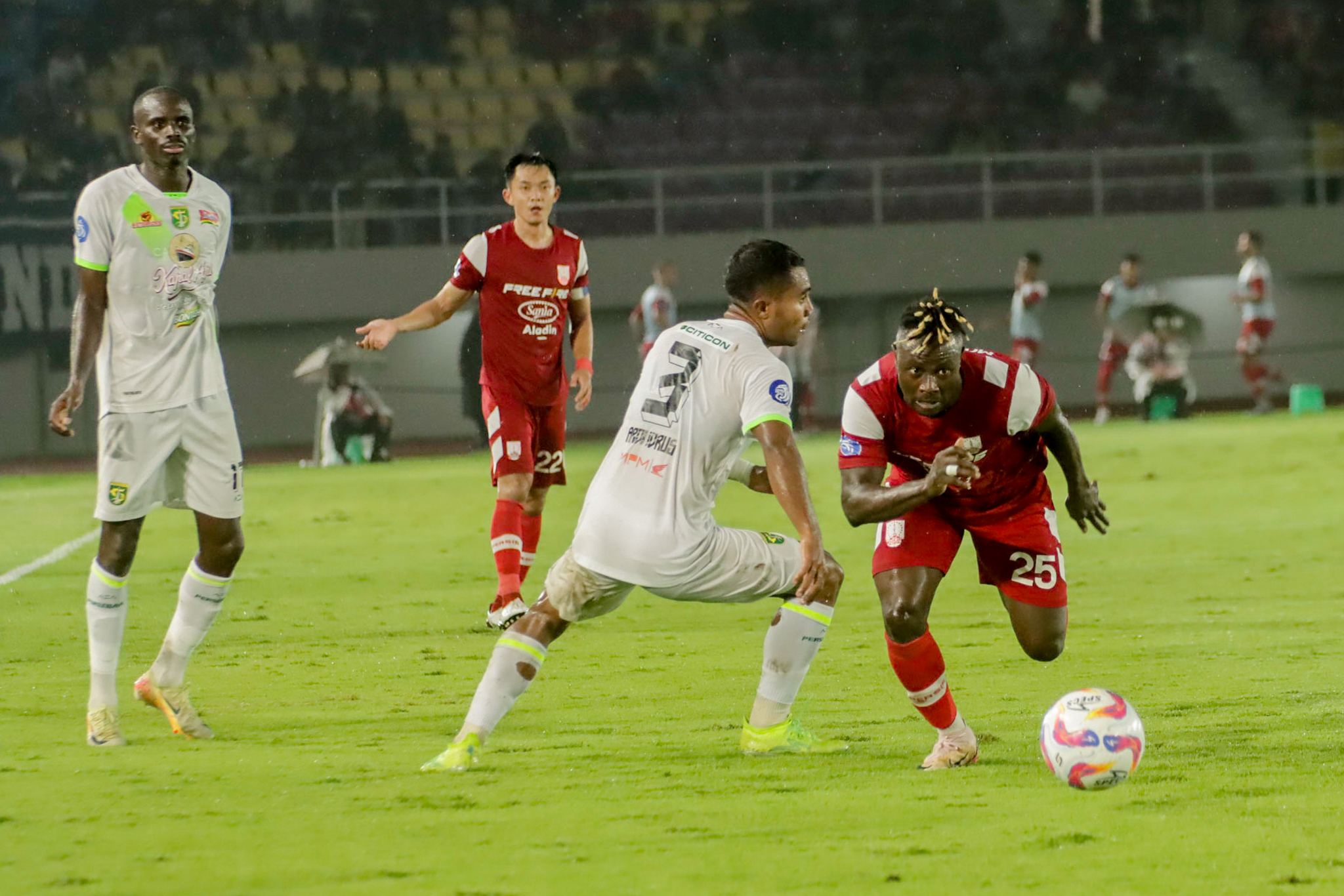 Gelandang Persis Solo Moussa Sidibe (kanan) melewati permain Persebaya Surabaya di Liga 1 (7/2/2025).