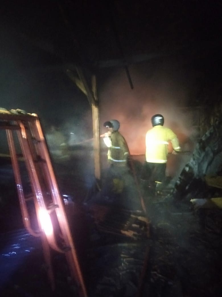 Damkar Wonogiri jinakkan api yang membakar kandang dan gudang di Kecamatan Girimarto, Wonogiri, Minggu (9/2/2025) malam.