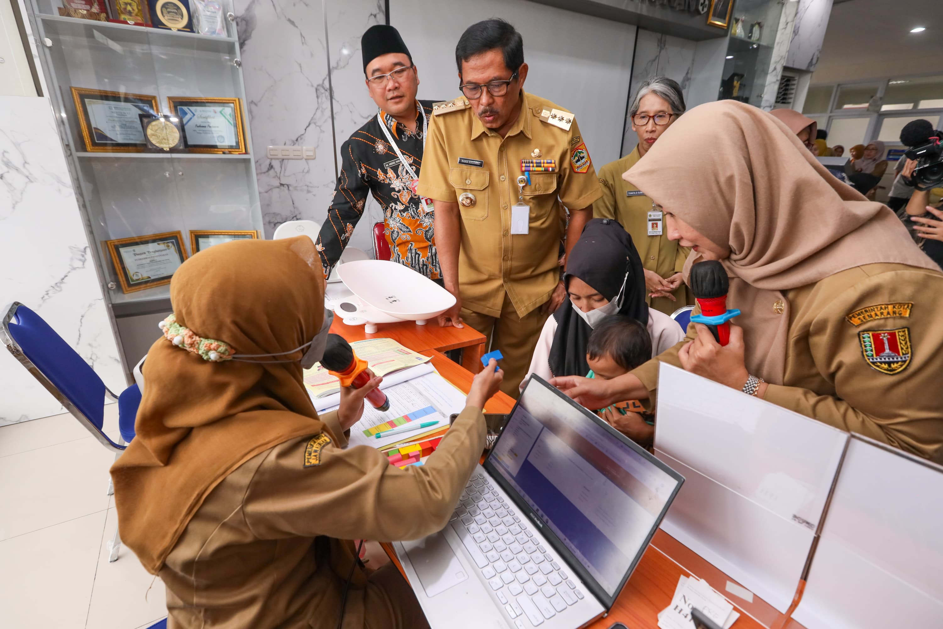 Pj Gubernur Jawa Tengah Nana Sudjana tinjau layanan cek kesehatan gratis di Puskesmas Pandanaran, Kota Semarang, Senin (10/2/2025).