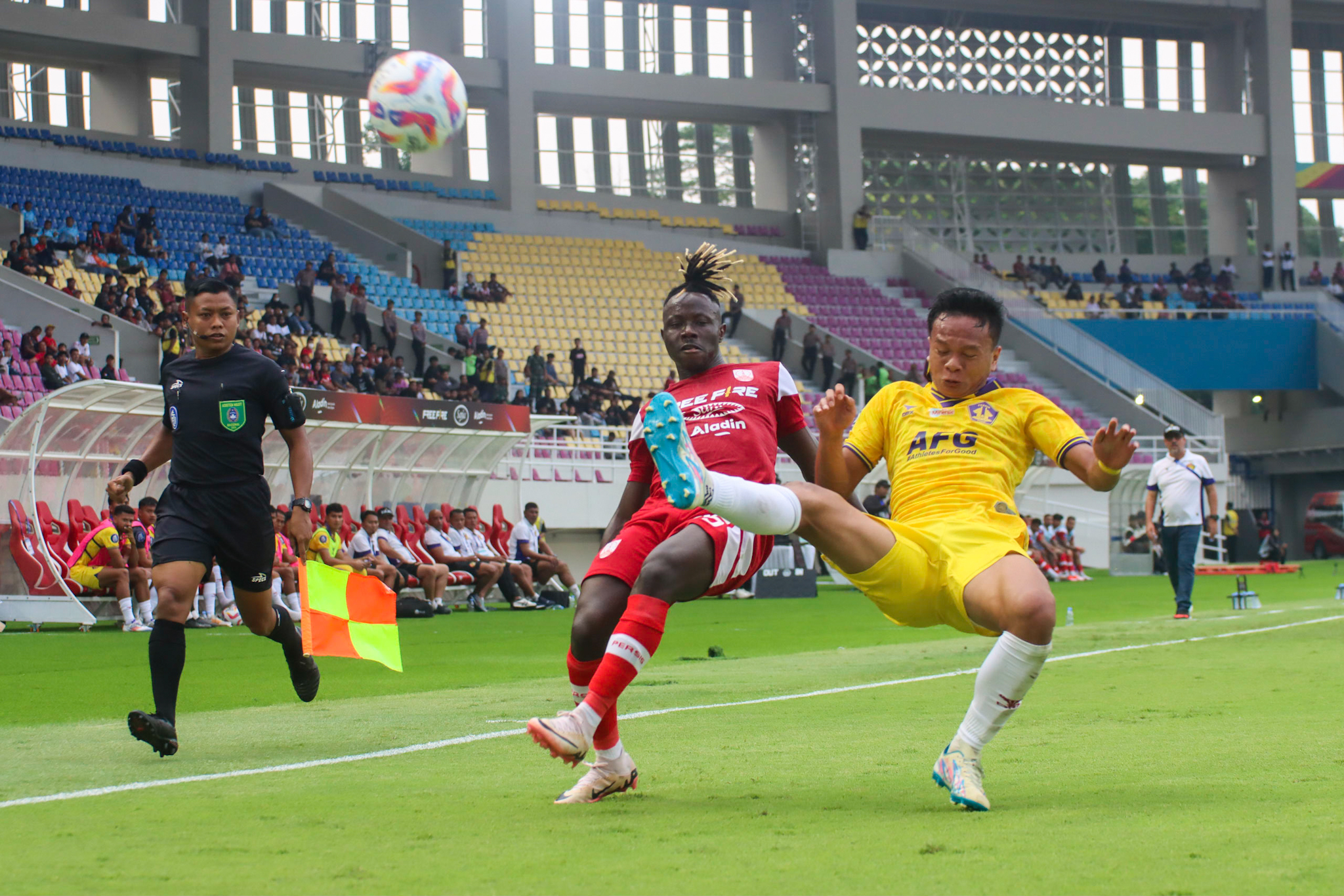 BERJIBAKU: Gelandang Persis Solo Moussa Sidibe (kiri) saat melawan Persik Kediri di Stadion Manahan 23 September 2024.