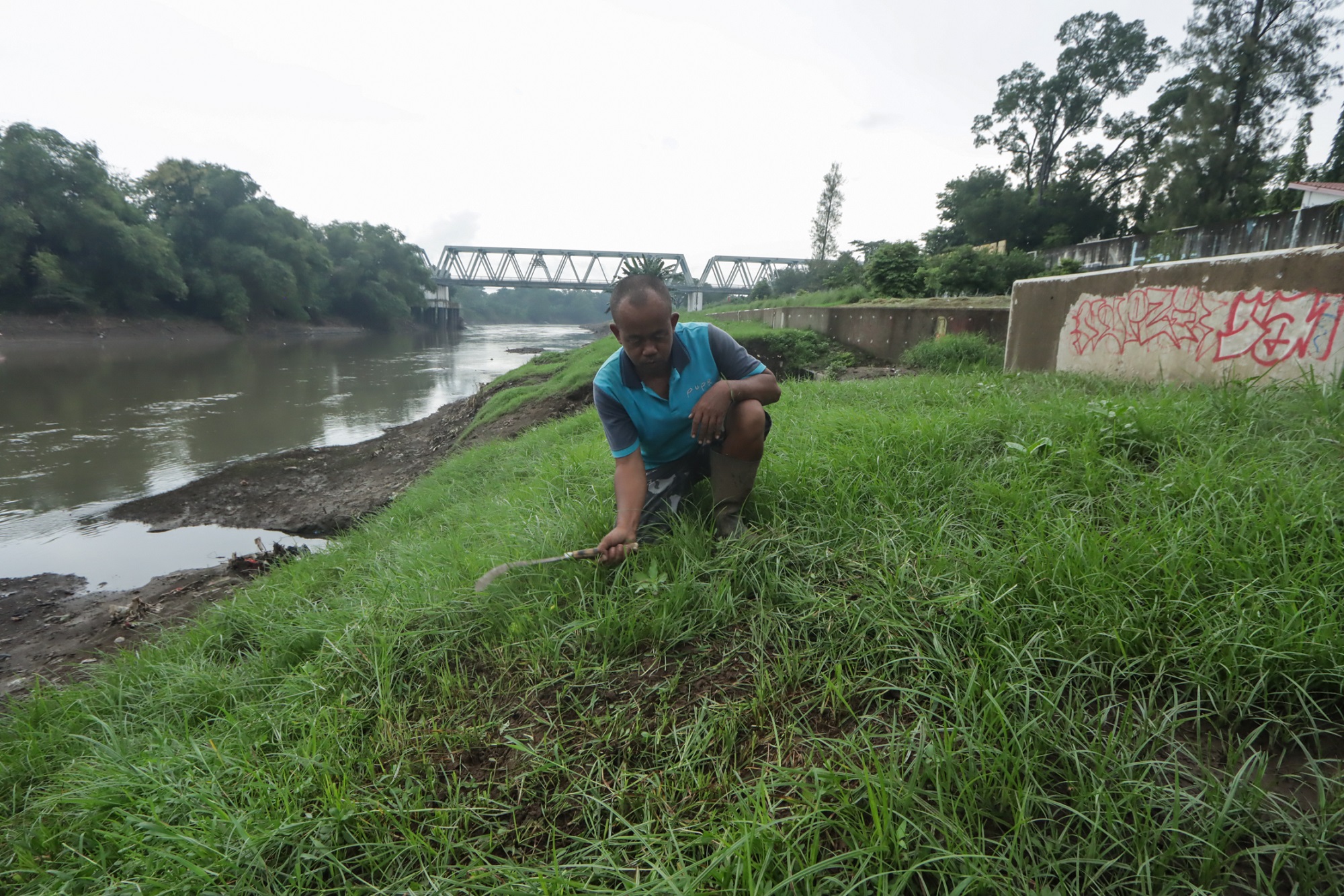 Joko Widodo bersama petugas operasional BBWSBS sedang membersihkan sampah sungai, kemarin (11/2/2025). (M Ihsan/Radar Solo)