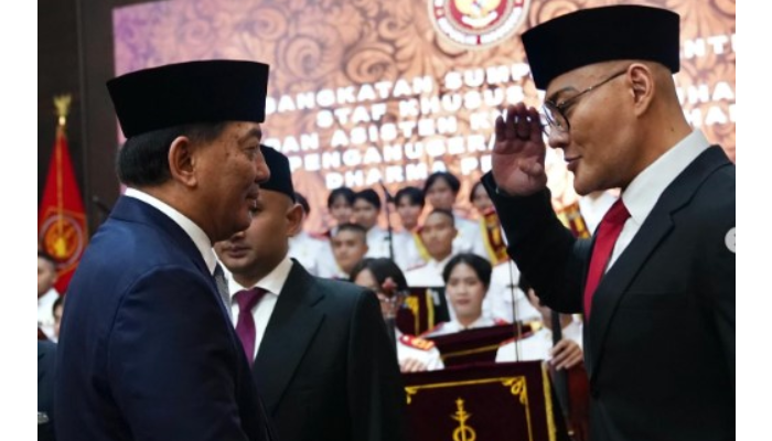 Menteri Pertahanan Sjafrie Sjamsoeddin saat melantik Deddy Corbuzier sebagai Staf Khusus Kemanhan.&nbsp;