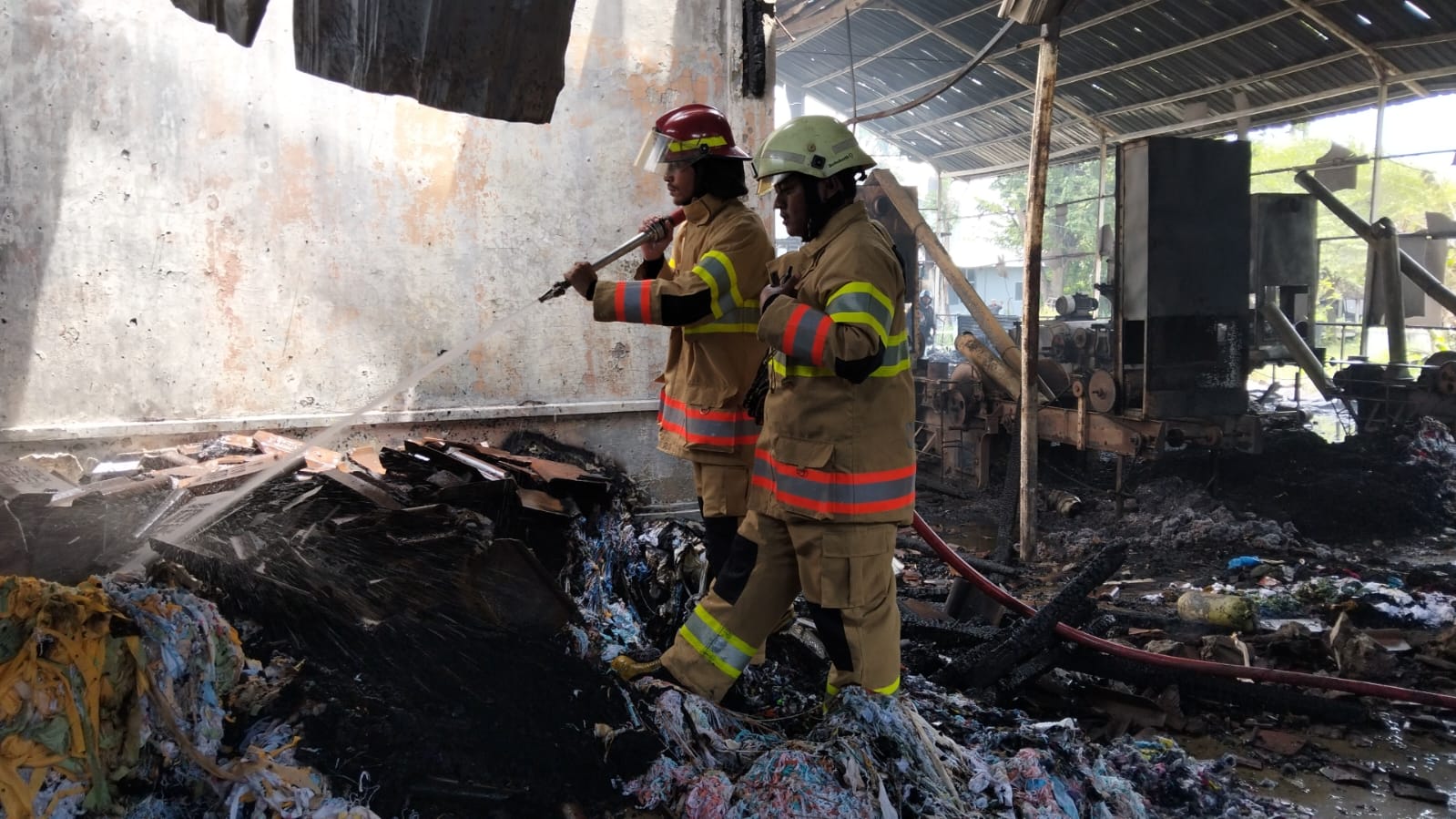 Tim Pemadam Kebakaran Satpol PP Kabupaten Sukoharjo tengah memadamkan api yang melahap bangunan produksi kain perca di CV Surya Mas, Pabelan, Sukoharjo, Selasa (11/2/2025).
