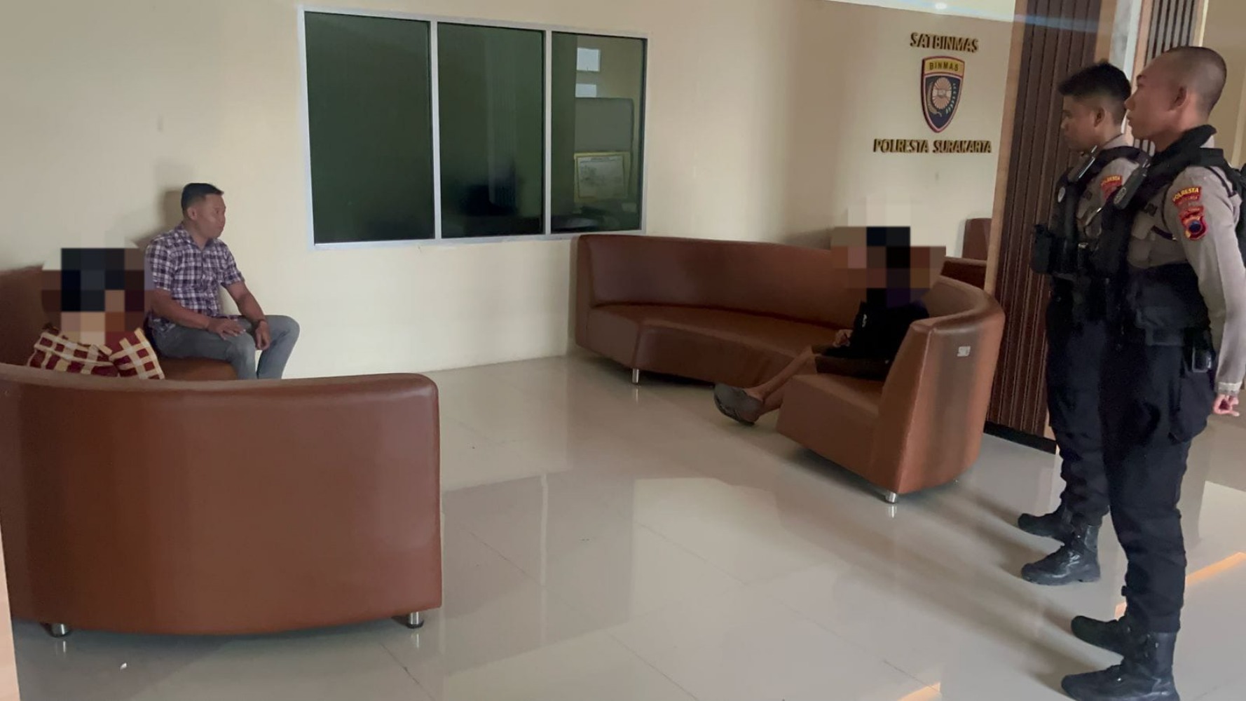 Pasangan suami istri yang cekcok dibawa ke mako Polresta Surakarta oleh Tim Sparta dan diserahkan kepada piket reskrim untuk ditindak lanjuti sesuai prosedur, Selasa (11/2/2025).
