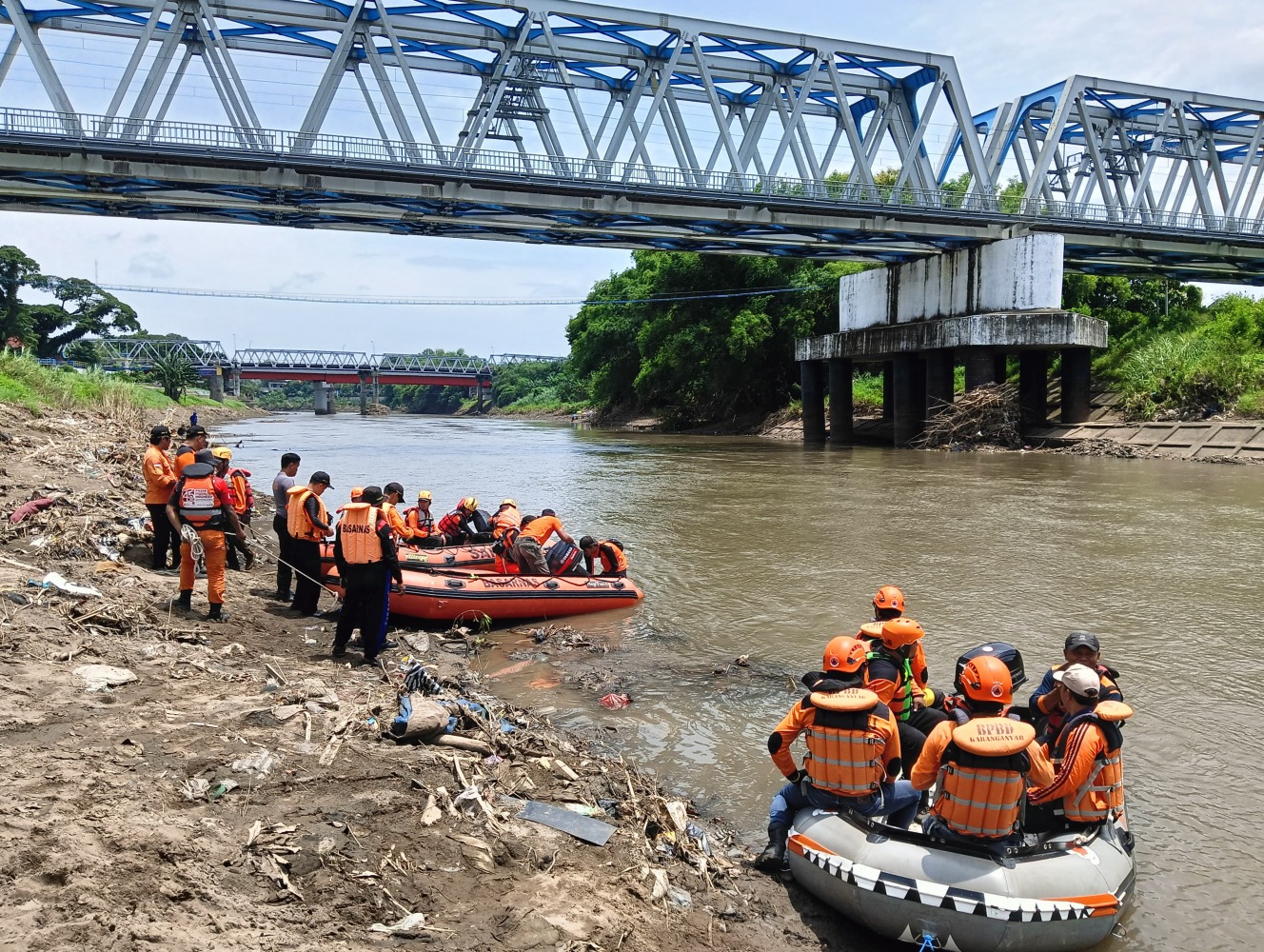 Tim SAR gabungan masih terus melakukan pencarian terhadap tubuh seorang pria asal Sragen di Sungai Bengawan Solo, yang diduga terpeleset dan jatuh dari Jembatan Jurug, Selasa (11/2/2025).