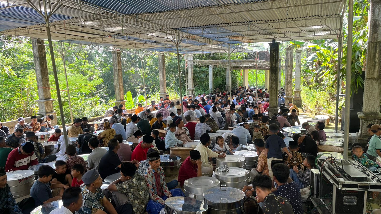 Warga Dukuh Plukisan, Desa Sumbung, Kecamatan Cepogo, Boyololali gelar tradisi sadranan, Selasa (11/2/2025).