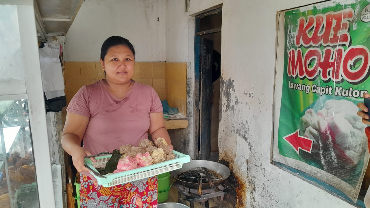 Wulan Ratnasari tetap akan mempertahankan membuat kue moho. (Maulida Afifa/Radar Solo)