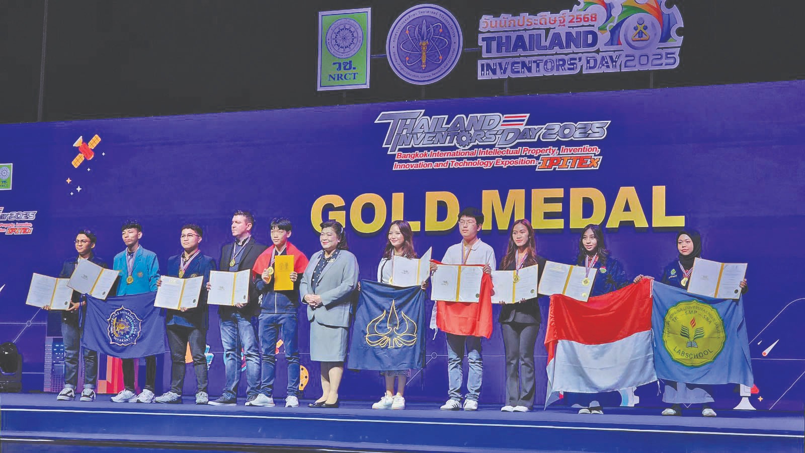 BANGGA: Tim Medlink UMS meraih medali emas pada kompetisi inovasi Thailand Inventors Day 2025.