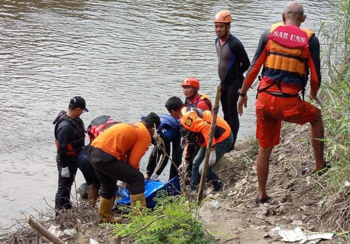 Tim SAR gabungan temukan jasad Dwi Yulianto yang jatuh dari Jembatan Jurug usai 2 hari pencarian,&nbsp;Rabu (12/2/2025) pagi.