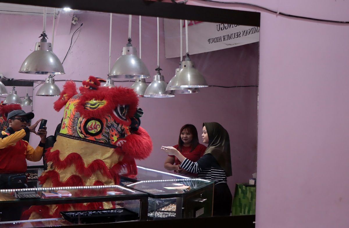 Kirab barongsai yang dimulai dari tempat ibadah ini tidak hanya bertujuan sebagai hiburan, tetapi juga dipercaya membawa berkah bagi warga.