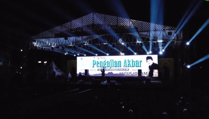 Tangkapan layar pengajian Gus Iqdam di Pacitan yang viral pakai musik DJ.