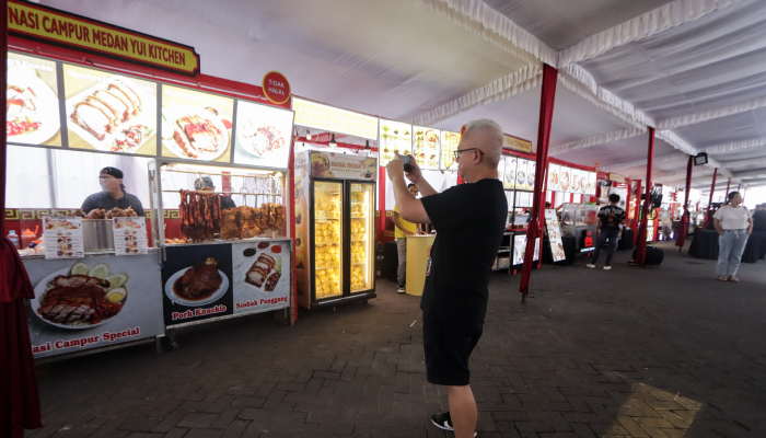 Tenant kuliner non halal dalam Festival Kuliner Cap Go Meh ditempatkan di area luar Solo Paragon Mall.