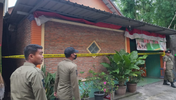 Petugas menyegel panti pijat di Kwarasam, Grogol Sukoharjo yang jadi tempat prostitusi terselubung, Kamis (13/2/2025).