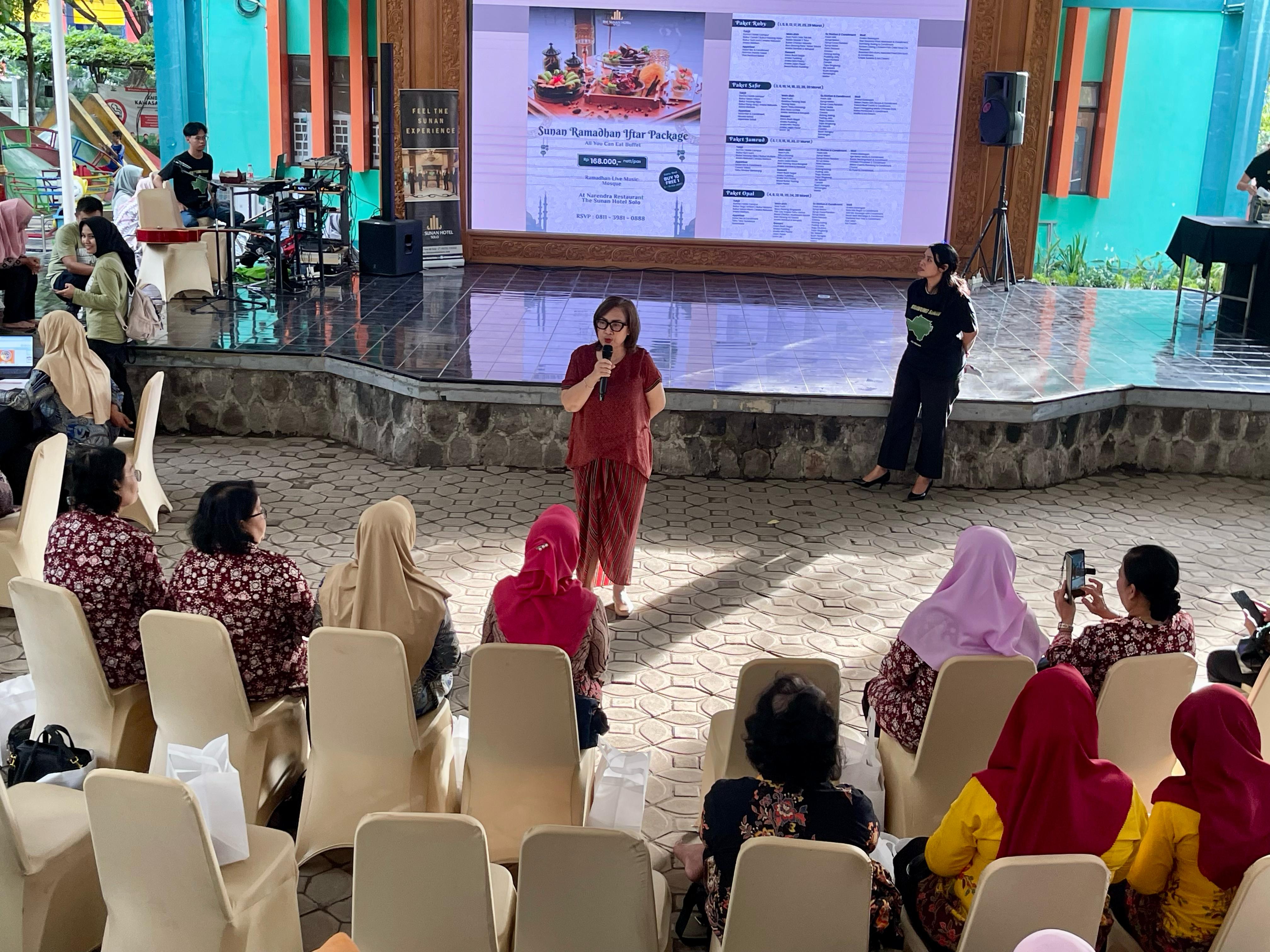 General Manager The Sunan Hotel Solo Retno Wulandari beri sambutan pada program Srawung Sunan di Taman Cerdas Jebres, Rabu (12/2/2025).