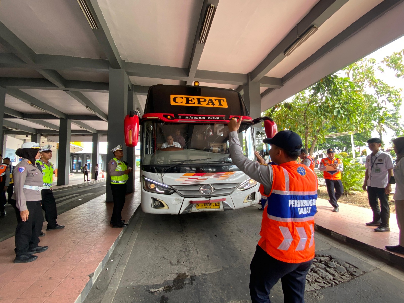 Polresta Surakarta gelar ramp check dan pemeriksaan kesehatan di Terminal Tirtonadi dalam rangka Operasi Keselamatan Candi 2025, Kamis (13/2/2025).