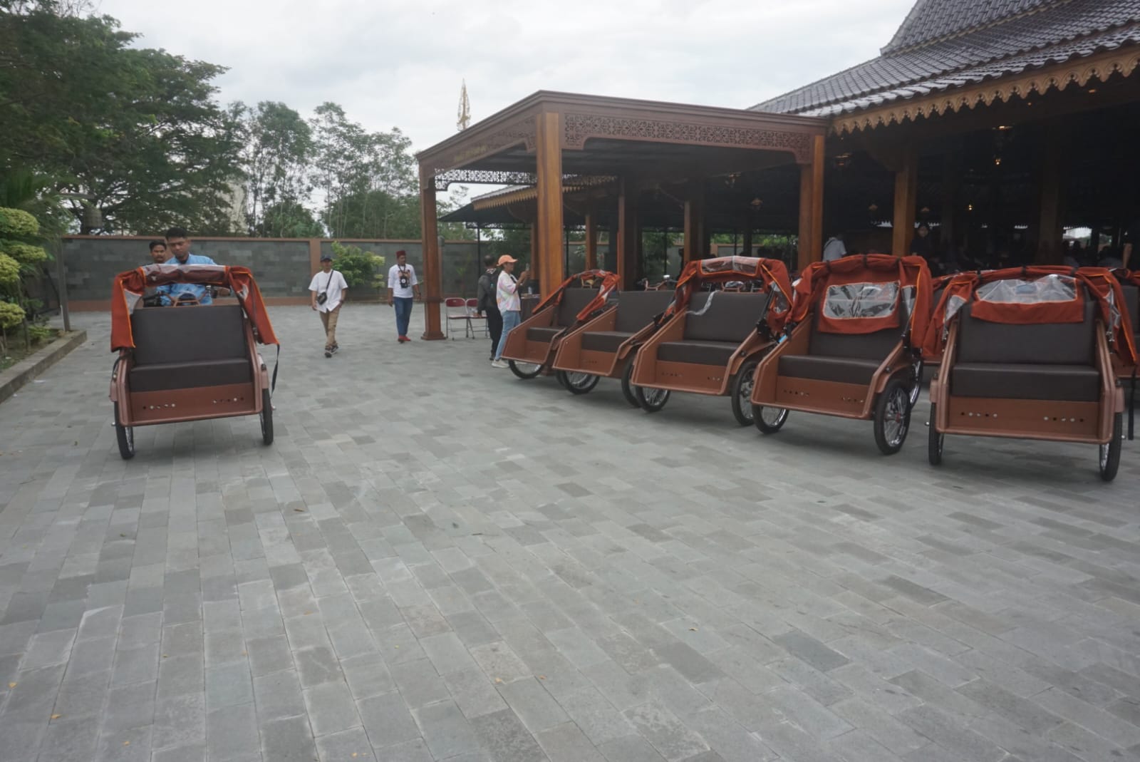 Becak listrik bantuan dari Persatuan Becak Listrik Indonesia (PBLI) telah tiba di Klaten. Tahap pertama dikirim 40 unit.
