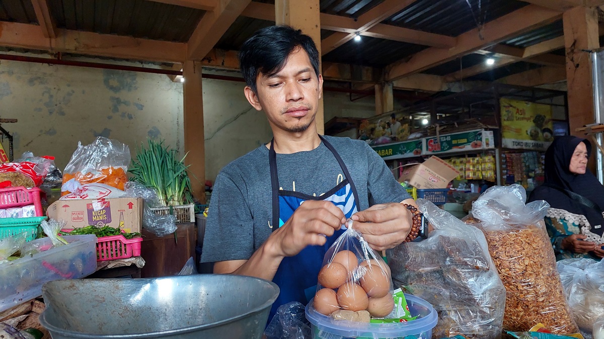 Pedagang telur di pasar tradisional Boyolali melayani pembeli.