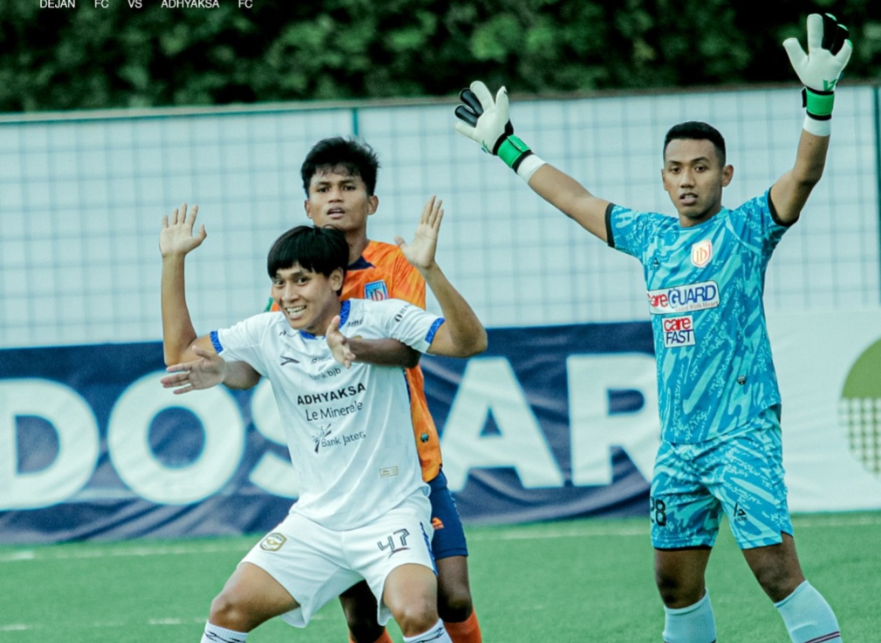 DIKAWAL KETAT: Laga Dejan FC melawan Adhyaksa FC dalam leg pertama babak playoff degradasi Liga 2, 24 Januari lalu.