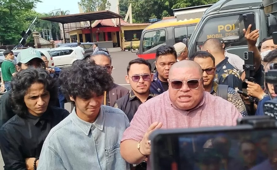 Vadel Badjideh datang bersama pengacaranya, Razman Arif Nasution, memenuhi panggilan penyidik Polres Metro Jakarta Selatan.