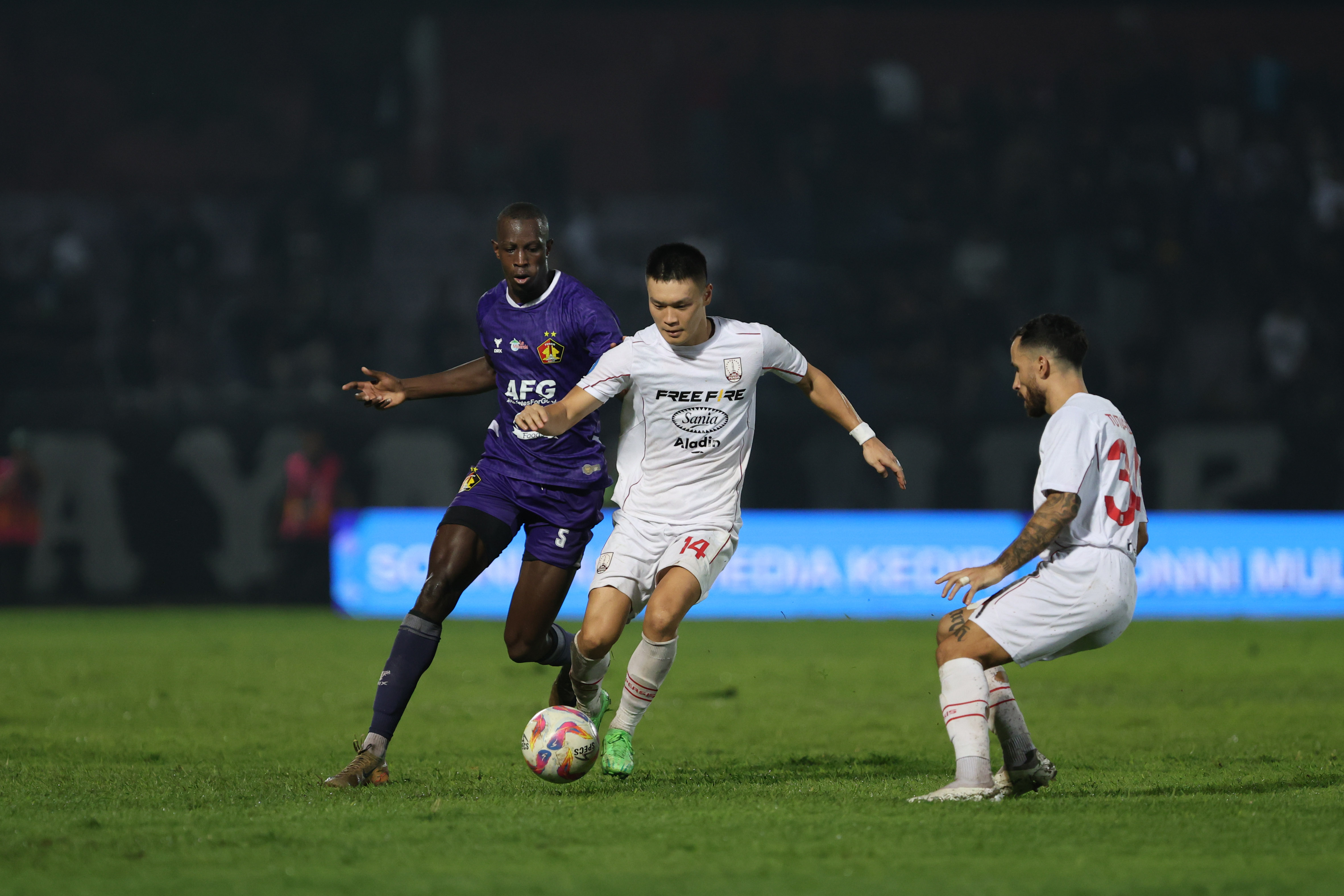 TAK BERKUTIK: Gelandang Persis Solo Sho Yamamoto dikawal ketat pemain Persik Kediri di Stadion Brawijaya,&nbsp;Jumat malam (14/2).