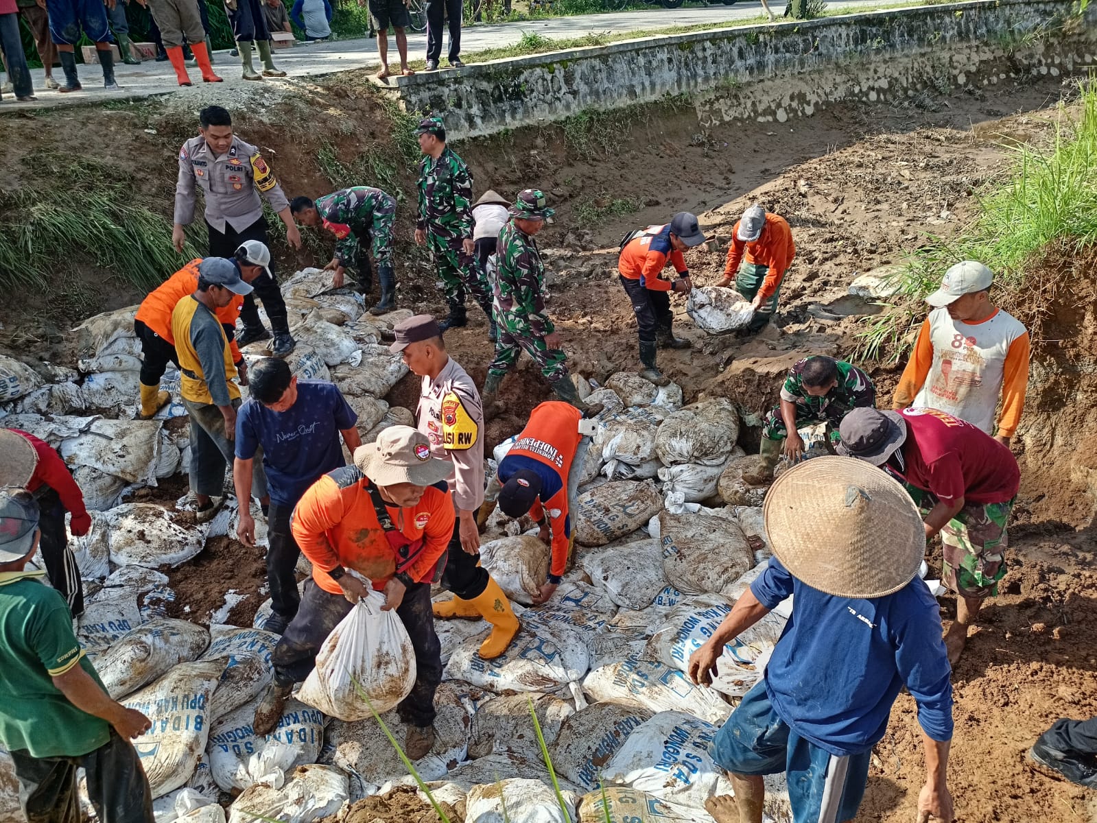 Gotong royong perbaiki tanggul irigasi yang jebol di Dusun Saratan RT 01 RW 06 Desa Sumberagung, Kecamatan Batuwarno, Wonogiri.