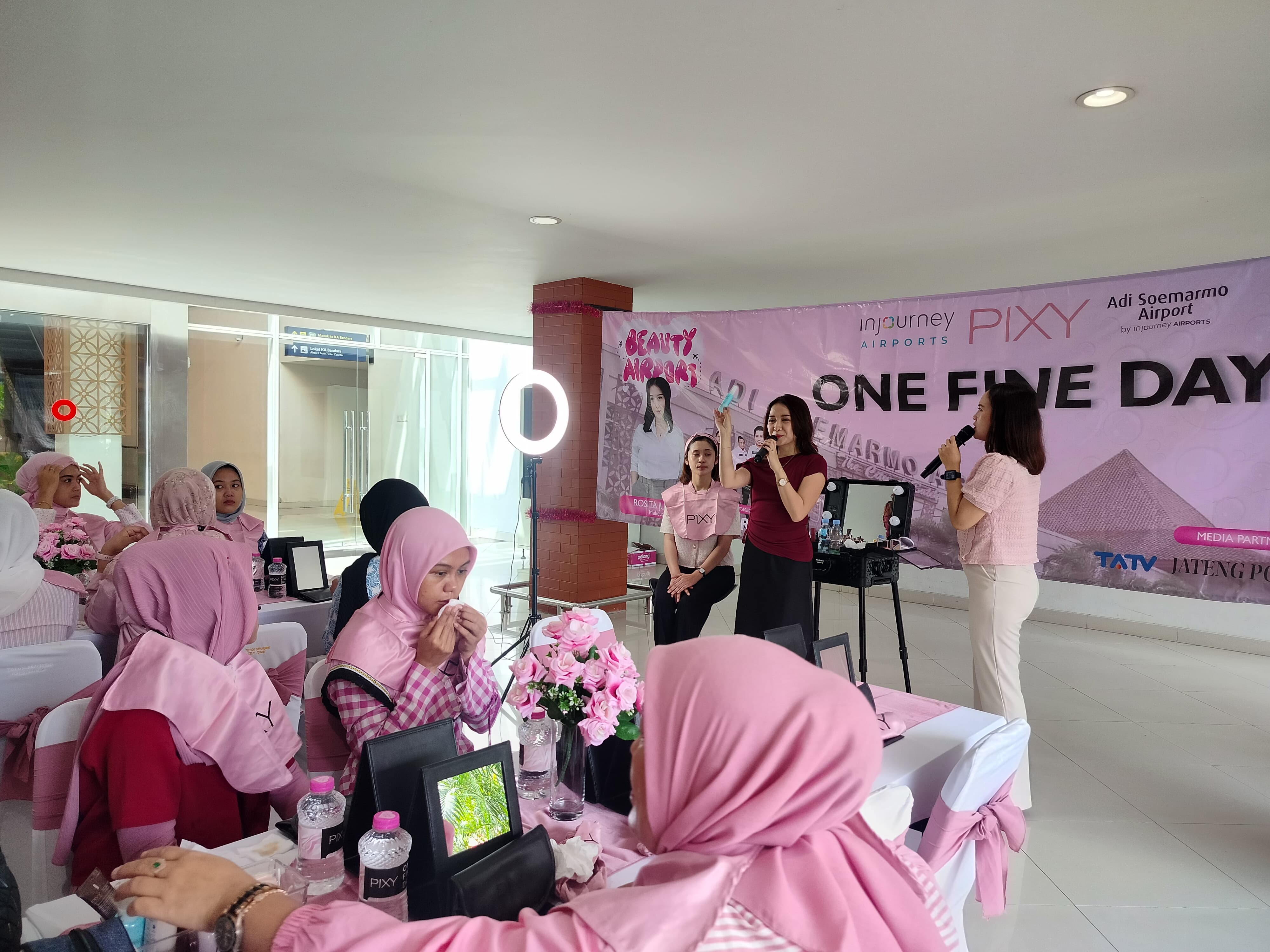 Antusiasme peserta beauty class PT Mandom Indonesia Cabang Solo di Bandara Adi Sumarmo, Jumat (14/2/2025).