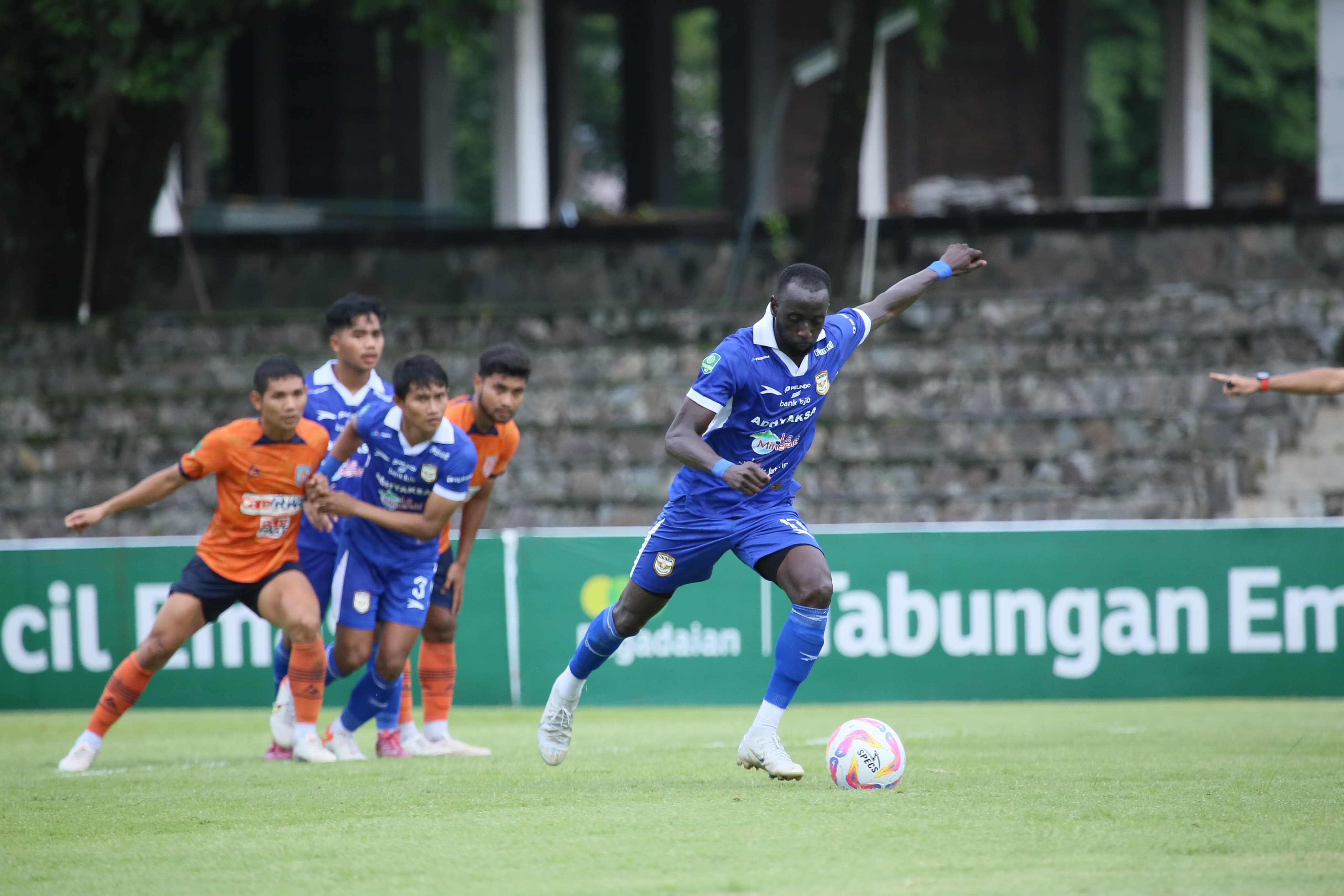 SANG PENENTU: Gelandang asing Adhyaksa FC Makan Konate melakukan tendangan penalti ke gawang Dejan FC di Stadion Sriwedari,&nbsp;Sabtu (15/2).