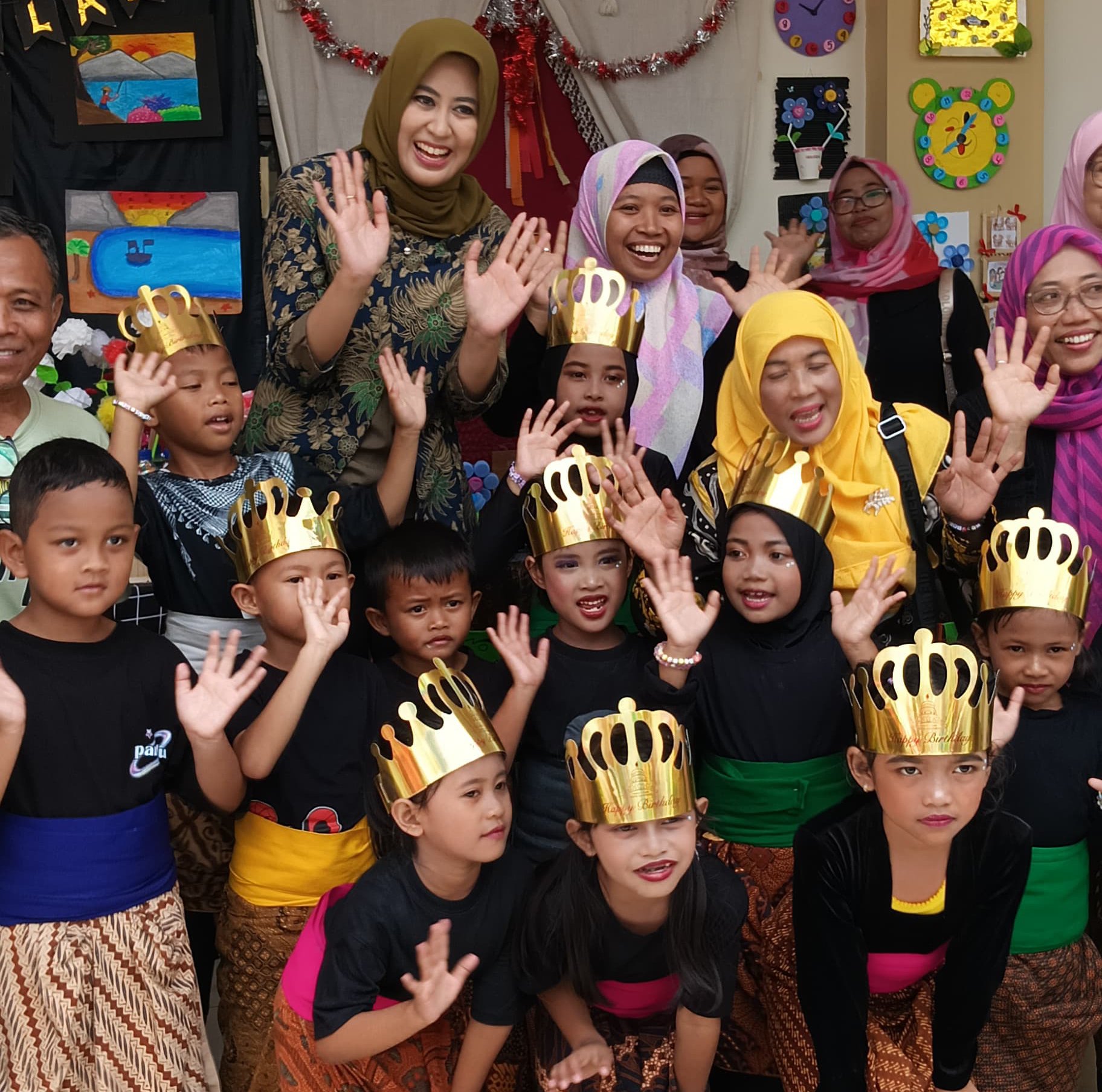 Astrid Widayani aktif memotivasi masyarakat, termasuk menghibur anak-anak agar bisa lebih kreatif