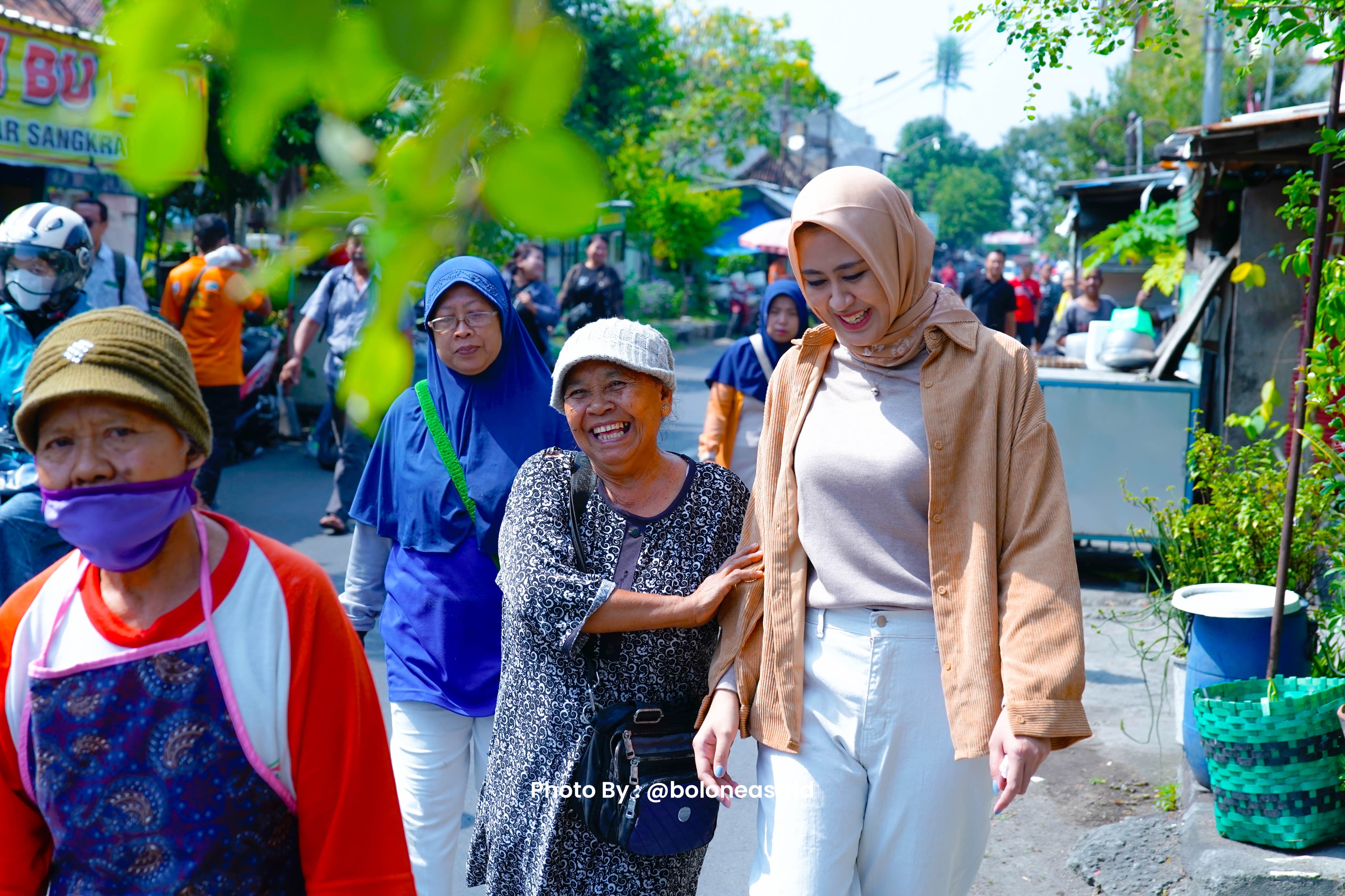 Astrid Widayani dekat dengan Masyarakat