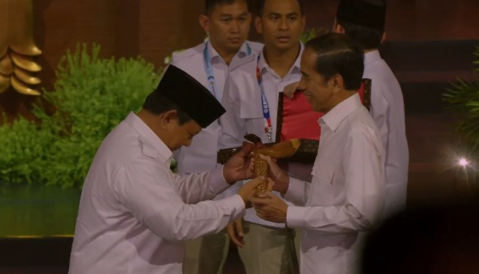 Momen PresidenPrabowo Subianto saat memberikan keris kepada Jokowi di HUT ke-17 Partai Gerindra.