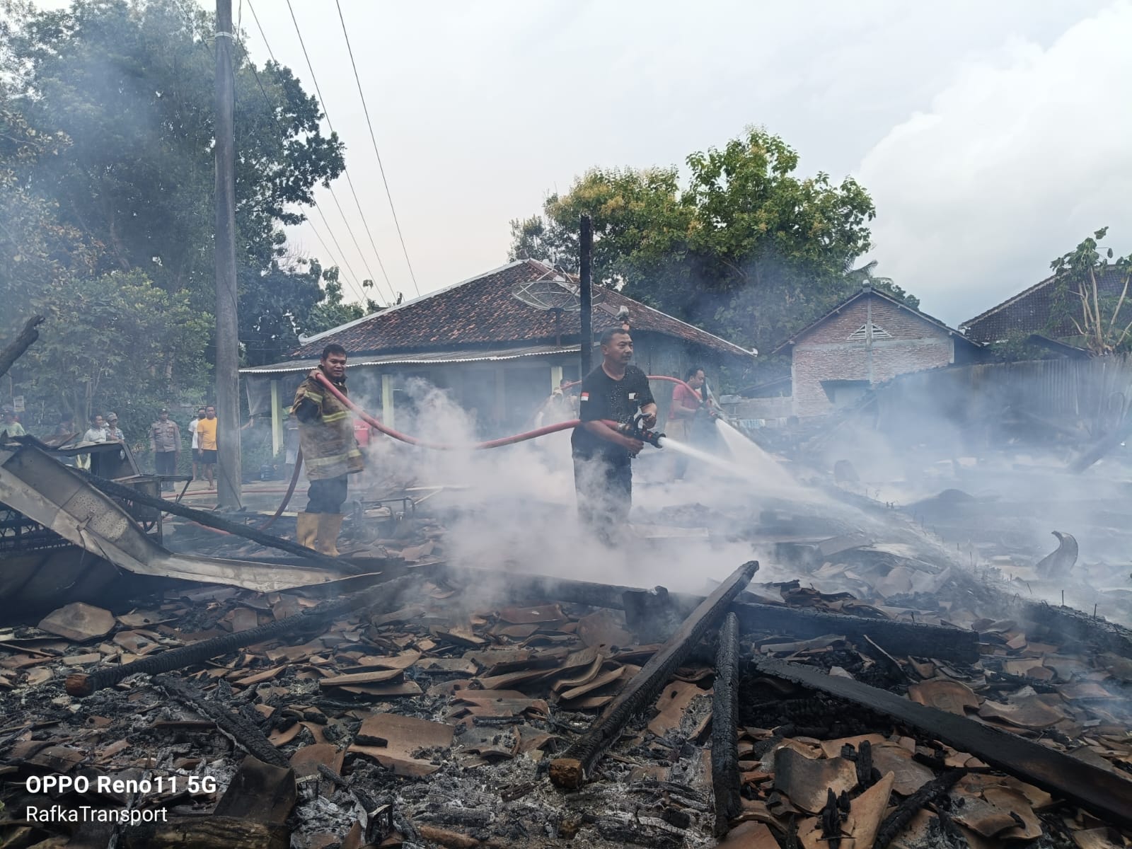 Petugas dari Satpol PP dan Damkar Wonogiri memadamkan api yang melahap rumah di usun Klampok RT 01 RW 09 Desa Pulutan Wetan, Kecamatan Wuryantoro, Sabtu (15/2/2025).
