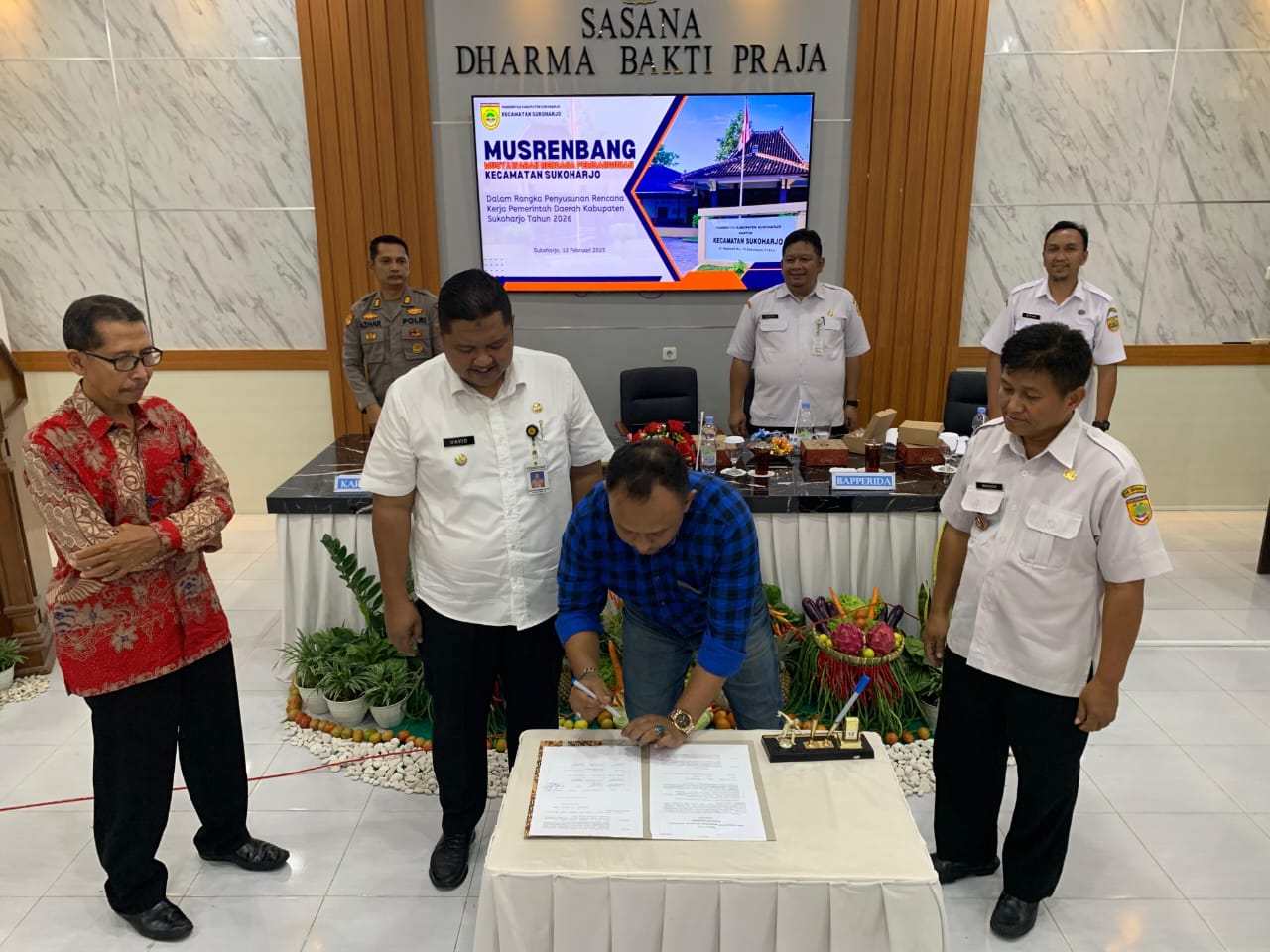 Camat Sukoharjo Havid Danang Purnomo Widodo (dua dari kiri) resmikan program Rapwil di kantor kecamatan setempat belum lama ini.