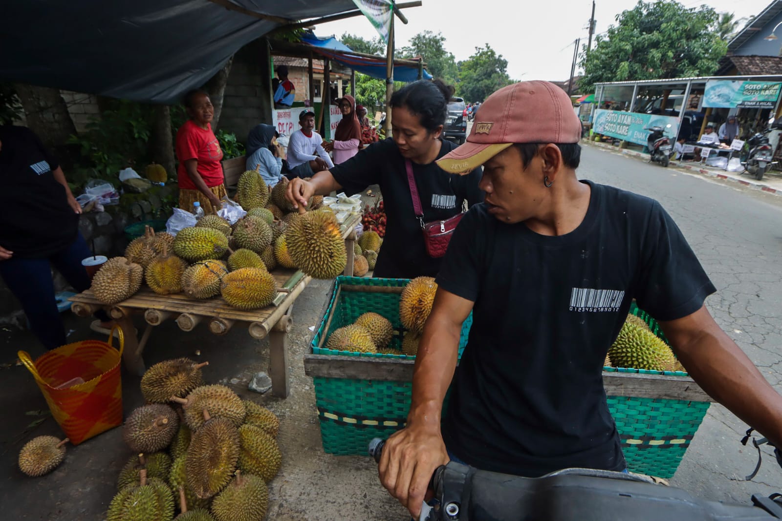 Pedagang durian di Lapangan Merdeka Desa Randulanang di Festival Durian Jatinom, Klaten, Minggu (16/2/2025).