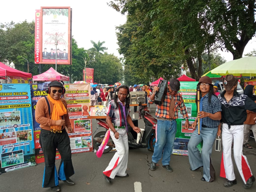 Suasana ramai di CFD Sukoharjo dengan komunitas fans jadul Lorenza Sukoharjo yang sedang menari bersama dengan iringan lagu jadul. Terlihat juga motor literasi yang menjadi pusat perhatian.
