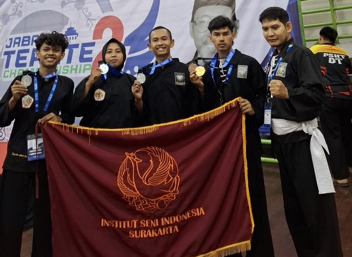 Anggota UKM Pencak Silat Institut Seni Indonesia Solo bawa pulang banyak medali dari ajang JTC II 2025.