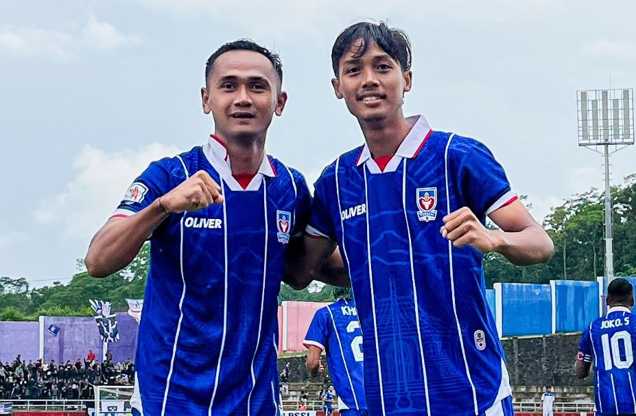 Pemain Persebi Boyolali merayakan gol di Liga 4 Jateng 2024/2025.